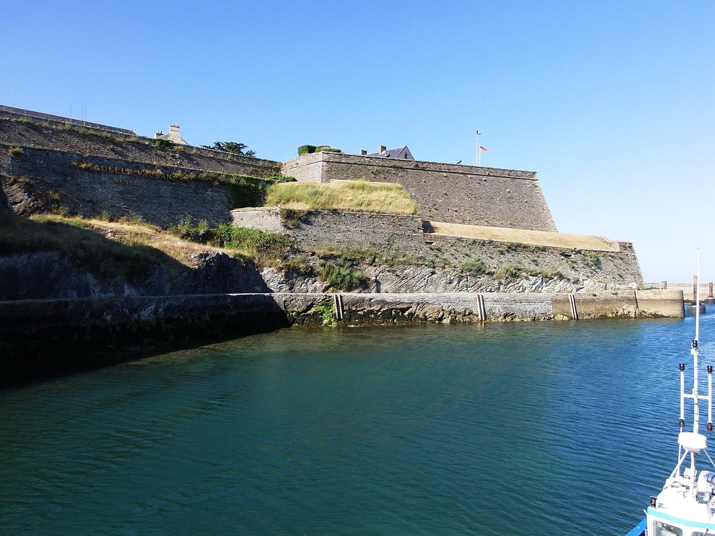 La citadelle Vauban du Palais, à Belle-Île-en-Mer, vue depuis le quai